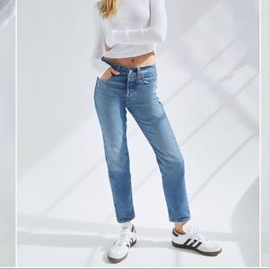 aritzia levi’s wedgie icon jeans